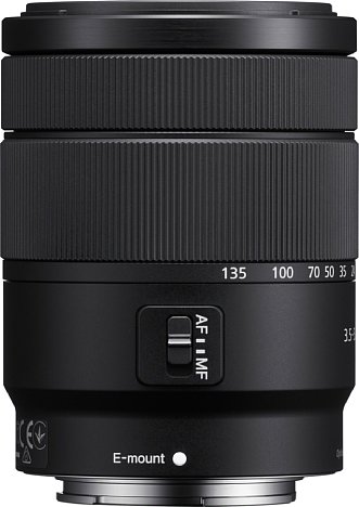 Bild Das Sony E 18-135 mm F3.5-5.6 OSS (SEL18135) besitzt neben einem Zoom- auch einen Fokusring sowie einen AF-MF-Schalter. [Foto: Sony]