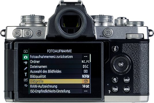 Bild Der rückwärtige Touchscreen der Nikon Z fc lässt sich um 180 Grad zur Seite schwenken und um 270 Grad drehen, was nicht nur Aufnahmen aus allen möglichen Perspektiven erlaubt, sondern auch Selfies sowie eine Kontrollmonitorfunktion bei Videoaufnahmen. [Foto: MediaNord]