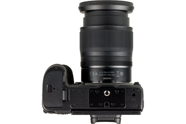 Bild Das Stativgewinde der Nikon Z 6 liegt vorbildlich in der optischen Achse. Auch der Abstand zum Akkufach ist trotz der kompaktem Kameraabmessungen komfortabel groß. [Foto: MediaNord]