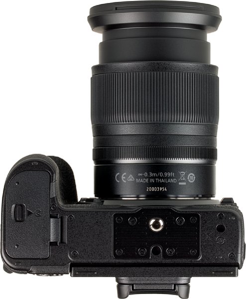 Bild Das Stativgewinde der Nikon Z 7 liegt vorbildlich in der optischen Achse. Auch der Abstand zum Akkufach ist trotz der kompaktem Kameraabmessungen komfortabel groß. [Foto: MediaNord]