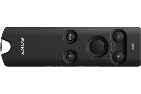 Bild Die Sony RMT-P1BT Bluetooth-Fernbedienung bietet über fünf Tasten den Zugriff auf verschiedene Funktionen. Die C1-Taste beispielsweise lässt sich über das Kameramenü konfigurieren. [Foto: Sony]