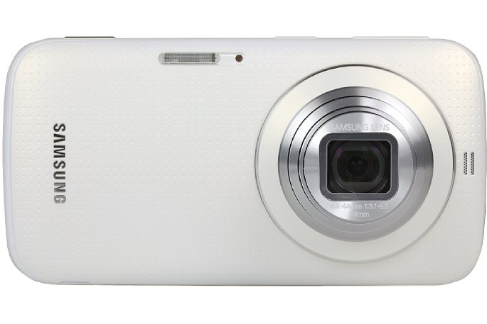 Bild Das Objektiv des Samsung Galaxy K Zoom besitzt eine Schutzscheibe, die den Objektivverschluss vor Beschädigungen schützt. Der Zoomtubus bietet Staub jedoch die Möglichkeit, in die Mechanik einzudringen. [Foto: MediaNord]