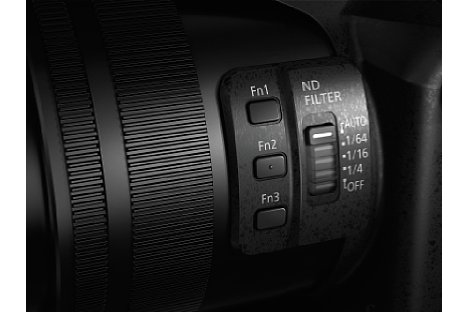 Bild Das Objektiv der Panasonic Lumix DMC-FZ2000 besitzt einen variablen ND-Filter. Zudem sorgt die Geradeführung der Linsen bei Zoomen für eine höhere Bildschärfe während einer Videoaufnahme. [Foto: Panasonic]