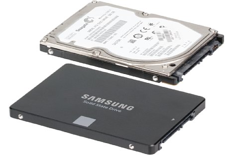 Bild Laptop Aufrüstung: Austausch der Festplatte (hinten) gegen eine SSD (vorne). [Foto: MediaNord]