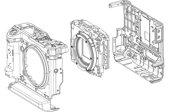 Bild Fujifilm GFX100 Gehäuseaufbau: Links die Front und das obere Gehäuseteils, in der Mitte das zweiteilige innere Gehäuse, rechts die Rückwand. [Foto: Fujifilm]
