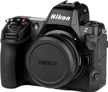 Bild Die Objektivkappe LC-K108 kann wahlweise direkt auf das Nikon Z 26 mm F2.8 gesteckt werden oder wie hier auch auf die Streulichtblende. [Foto: MediaNord]