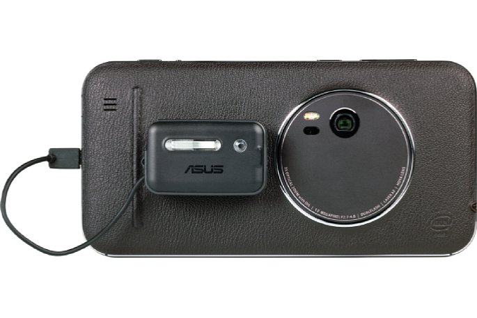 Bild Das Asus ZenFone Zoom mit dem mitgelieferten Zusatzblitz. Dieser hält magnetisch auf der belederten Rückseite. [Foto: MediaNord]