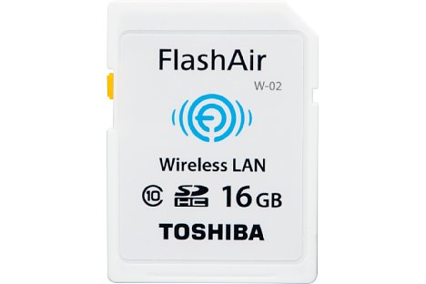 Bild Die Toshiba FlashAir W-02 16 GByte Class 10 SDHC sieht aus wie eine normale SD-Speicherkarte, bietet aber nicht nur 14,6 GByte effektiven Speicherplatz, sondern auch eine WLAN-Funktionalität. [Foto: Toshiba]