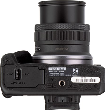 Bild Auf der Unterseite des kleinen Canon EOS R100 ist das Stativgewinde in der optischen Achse untergebracht. Zudem sieht man den Schieber für den Dioptrienausgleich auf der Unterseite des Suchers sehr deutlich. [Foto: MediaNord]