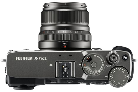 Bild Auch das mitgelieferte Objektiv Fujinon XF 23 mm F2 R WR sowie die passende Metallgegenlichtblende sind wie die Fujifilm X-Pro2 in Graphit beschichtet. [Foto: Fujifilm]