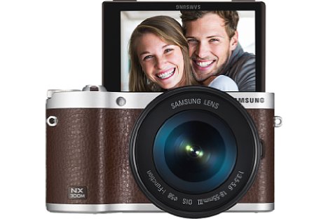 Bild Die Samsung NX300M bietet einen um 180 Grad nach oben klappbaren, 8,4 Zentimeter großen, berührungsempfindlichen Klappbildschirm, der dadurch auch Selbstporträts, so genannte "Selfies", vereinfacht. [Foto: Samsung]
