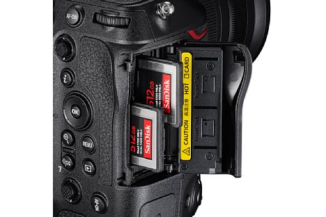 Bild Die Nikon Z 9 besitzt zwei CFexpress-Speicherkartenschächte, in denen sich aber auch die langsameren XQD-Karten verwenden lassen. [Foto: Nikon]