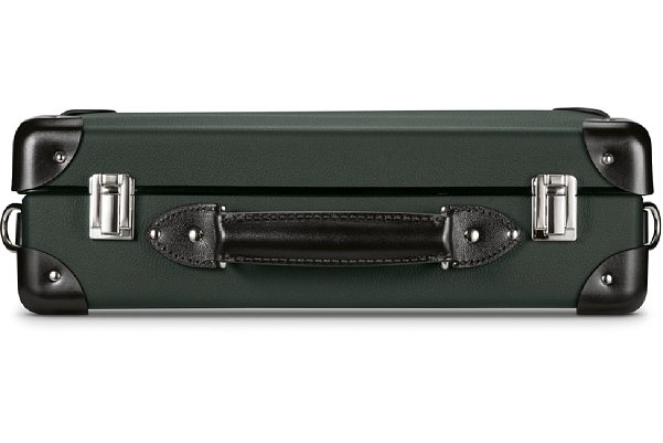 Bild Das Leder des Koffers der Leica Q2 "007 Edition" ist passend zur Kamerabelederung ebenfalls ozeangrün. [Foto: Leica]