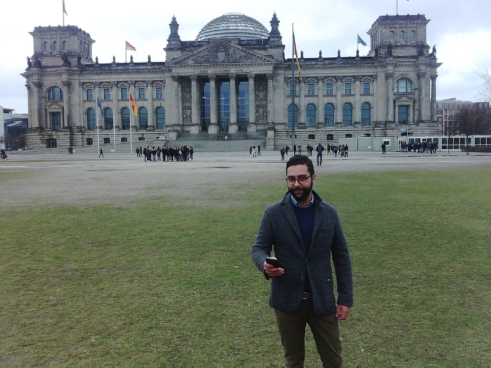 Bild AirSelfie-Aufnahme: Co-Founder Edoarda Stroppiana vor dem Reichstag in Berlin. [Foto: AirSelfie Holdings Ltd.]
