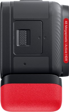 Bild An der Seite des Insta360 ONE RS Basismoduls befindet sich die wasserdichte Klappe für die Micro-SD-Speicherkarte und den USB-C-Anschluss zum Aufladen und für die Datenübertragung. [Foto: Insta360]