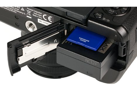 Bild Lithium-Ionen-Akku und SDXC UHS II Speicherkarte teilen sich bei der Panasonic Lumix DMC-G70 ein Fach. 360 Aufnahmen sind mit einer Akkuladung möglich. [Foto: MediaNord]