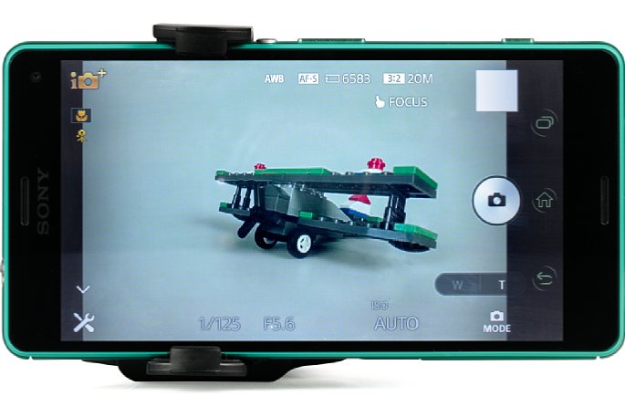 Bild Die Sony QX1 lässt sich an das Smartphone klemmen und nutzt sogar deren Kameraauslöser, sofern vorhanden. [Foto: MediaNord]
