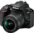 Nikon D3500 mit AF-P 18-55 mm VR. [Foto: Nikon]