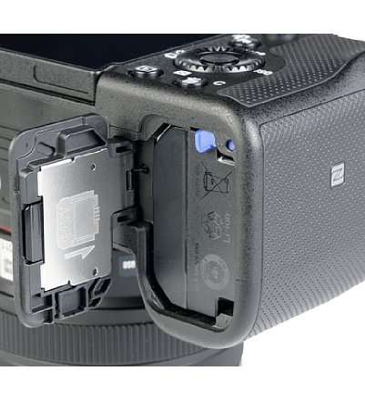 Bild Der große Lithium-Ionen-Akku NP-FZ100 liefert der Sony Alpha 7C genug Energie für 740 Aufnahmen. Er kann zum Laden via USB-C in der Kamera verbleiben. [Foto: MediaNord]