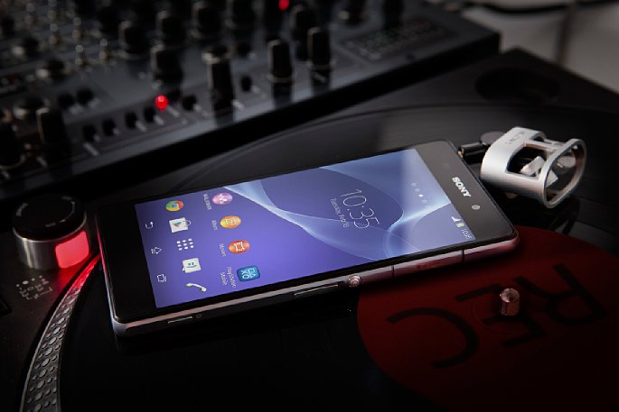 Bild Sony Xperia Z2 mit angestecktem Stereomikrofon STM10- [Foto: Sony]