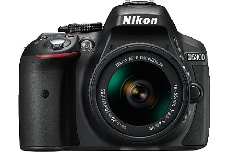 Nikon D5300 mit AF-P 18-55 mm VR. [Foto: Nikon]