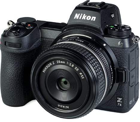 Bild Die Kombination des Nikon Z 28 mm F2.8 SE mit der Z 7II wiegt 855 Gramm. [Foto: MediaNord]