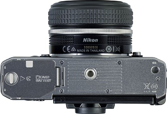 Bild Das Stativgewinde der Nikon Z fc befindet sich vorbildlich in der optischen Achse. [Foto: MediaNord]