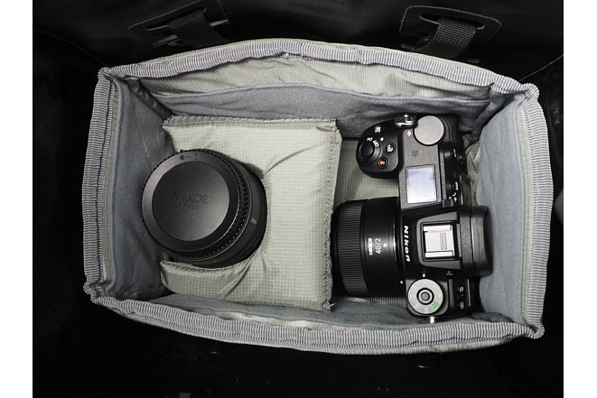 Bild Beispielhafte Anordnung einer Fotoausrüstung (hier eine Nikon Z 7II mit 40 mm F2 und 24-200 mm F4-6.3 VR) im Ortlieb Camera-Insert, das sich wiederum im Handlebar-Pack QR befindet. [Foto: MediaNord]