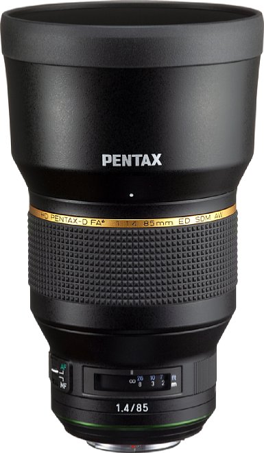 Bild Pentax HD DFA * 85 mm 1.4 SDM AW mit angesetzter Streulichtblende. [Foto: Pentax]
