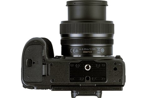 Bild Das Stativgewinde der Nikon Z 5 liegt vorbildlich in der optischen Achse. Vorbildlich: Nikon hat sogar an einen Videopin (Verdrehsicherung) gedacht. Auch der Abstand zum Akkufach ist trotz der kompaktem Kameraabmessungen komfortabel groß. [Foto: MediaNord]