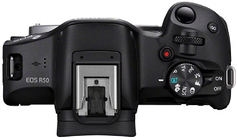 Bild Die Bedienelemente der Canon EOS R50 liegen in optimaler Reichweite des Daumens. [Foto: Canon]