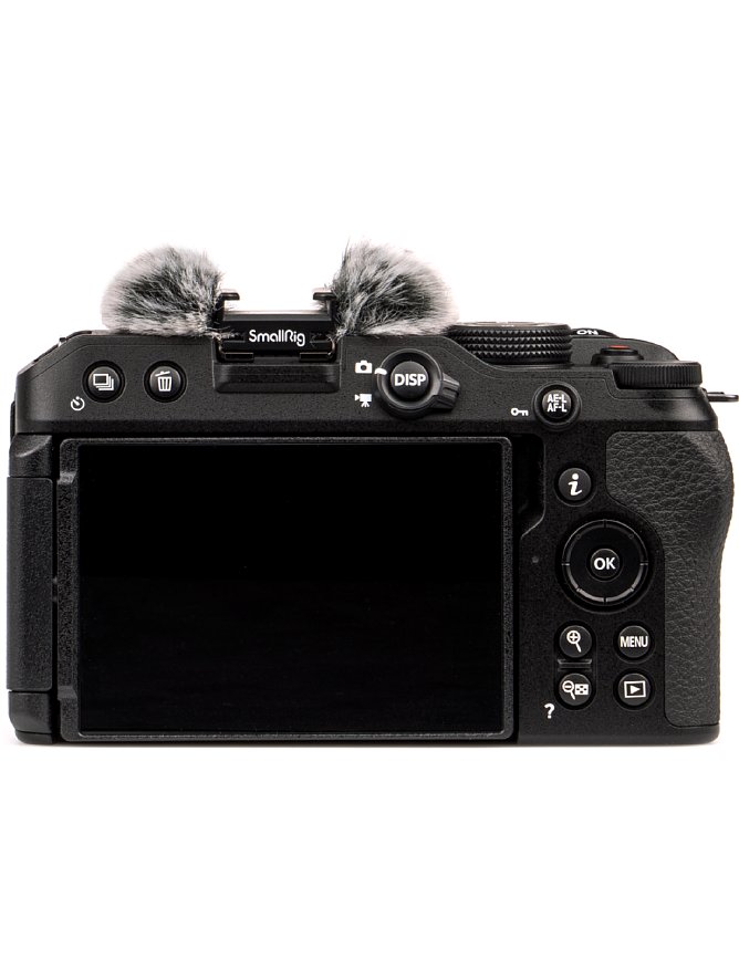 Bild Ebenfalls zum Vlogger-Kit der Nikon Z 30 gehören die auf den Blitzschuh aufsteckbaren, von SmallRig gefertigten Mikrofonpuschel. Mechanisch wird der Zubehörschuh nach oben "durchgereicht" elektronisch hingegen nicht. [Foto: MediaNord]