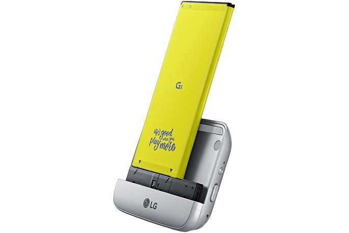 Bild Das LG CAM Plus Zusatzmodul fürs LG G5 Smartphone erweitert die Akku-Kapazität von 2800 auf insgesamt 4000 mAh und bietet zahlreiche zusätzliche Bedienelemente für den Foto-Betrieb (u. a. Auslöser und Zoom-Tasten). [Foto: LG]