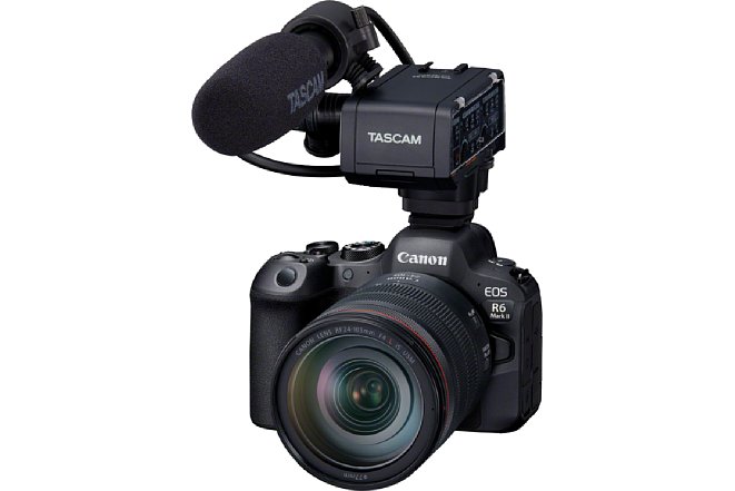Bild Der Multifunktions-Zubehörschuh der Canon EOS R6 Mark II ist auch zu Drittanbieter-Zubehör wie dem Tascam XLR-Adapter samt Mikrofon kompatibel. [Foto: Canon]