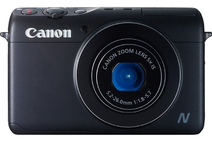 Bild Canon PowerShot N100: Die Frontansicht ist sehr schlicht und unauffällig. Die Frontkamera entspricht im Wesentlichen der Canon PowerShot S120.  [Foto: Canon]