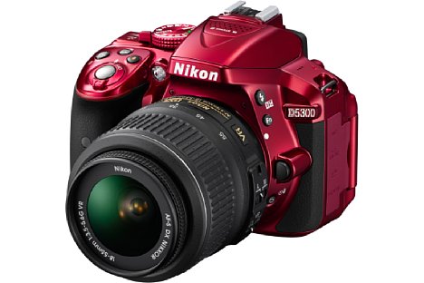 Bild Alternativ bietet Nikon die D5300 auch in Rot an. Der Preis mit 18-55 VR Setobjektiv soll bei knapp 910 EUR liegen, ab Mitte November 2013 soll die D5300 erhältlich sein. [Foto: Nikon]