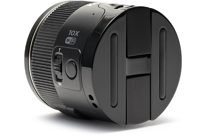 Bild Kodak Pixpro SL10 sieht auch von hinten gut aus: zwei Gummistreifen sorgen für rutschfesten Sitz am Smartphone. Die beiden Klemmhebel verschwinden bei Nichtbenutzung unauffällig in der Rückwand. [Foto: JK Imaging Ltd. ]