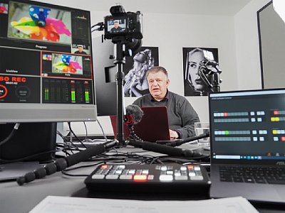 Ernst Ulrich Soja bei der Produktion des Schulungsvideos Adobe Lightroom Classic für Einsteiger. [Foto: MediaNord]