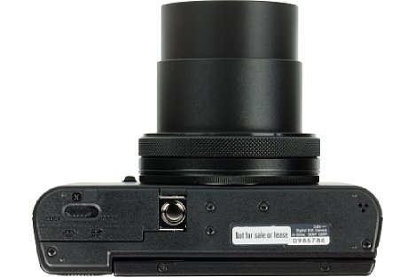 Bild Das Stativgewinde der Sony DSC-RX100 V sitzt leider weit außerhalb der optischen Achse und direkt neben dem Akku- und Speicherkartenfach. [Foto: MediaNord]