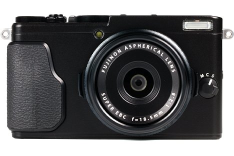 Bild Das 18,5mm-Objektiv (28 mm entsprechend Kleinbild) der Fujifilm X70 besitzt einen großen Durchmesser, aber eine winzige Frontlinse. Die Blende sowie eine weitere, frei belegbare Funktion können mit den beiden Objektivringen eingestellt werden. [Foto: MediaNord]