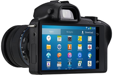 Bild Die Samsung Galaxy NX sieht fast aus wie ein Zwitter aus Systemkamera und Smartphone, zum Telefonieren ist sie aber weder gedacht noch geeignet. [Foto: Samsung]