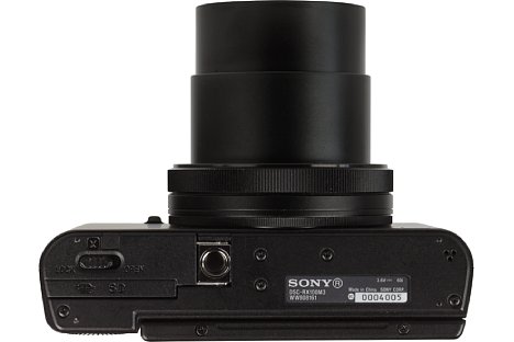 Bild Das Metallstativgewinde der Sony DSC-RX100 III sitzt außerhalb der optischen Achse. [Foto: MediaNord]