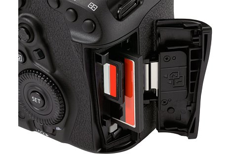 Bild Das Speicherkartenfach der Canon  EOS 5D Mark IV nimmt sowohl eine CompactFlash als auch eine SD-Karte auf. Schnelle Modelle sind selbstverständlich zu bevorzugen, um die hohe Serienbildrate von 7 Bildern pro Sekunde vor allem in JPEG ausnutzen zu können. [Foto: Canon]