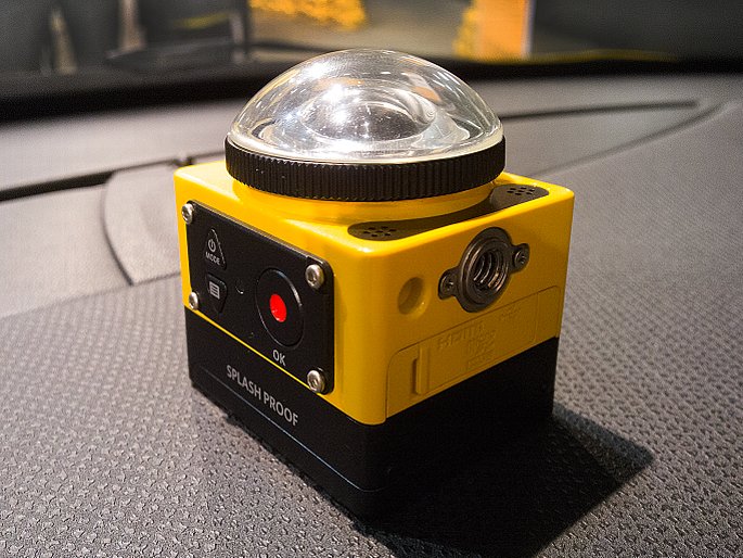 Bild Bei der Kodak Pixpro SP360 sitzt das Objektiv auf der Oberseite. Seitlich befinden sich der Start/Stopp-Knopf und das Stativgewinde. [Foto: MediaNord]