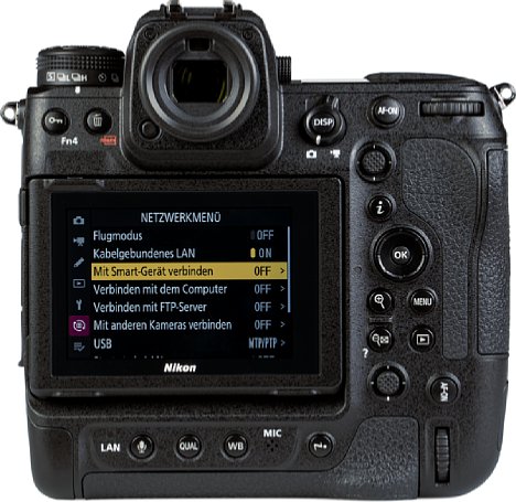 Bild Der rückwärtige Touchscreen der Nikon Z 9 lässt sich nicht nur nach oben und unten klappen, sondern auch seitlich. Beeindruckend groß zeigt sich der elektronische Sucher. [Foto: MediaNord]