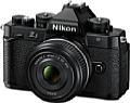Die Nikon Z f lehnt sich optisch an der Analog-SLR Nikon FM2 an. [Foto: Nikon]