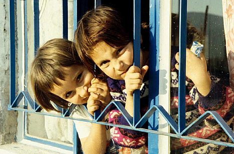 Bild Türkische Mädchen am Fenster [Foto: Jürgen Rauteberg]
