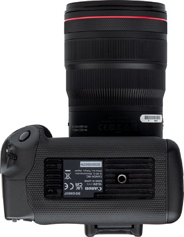 Bild Das Stativgewinde der Canon EOS R3 sitzt in der optischen Achse. Eine Aufnahme für eine Verdrehsicherung (auch als Videopin bekannt) gibt es indes nicht. [Foto: MediaNord]