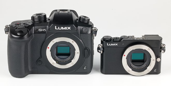Bild Panasonic Lumix DC-GH5 und DMC-GM5 im Größenvergleich. Ohne Objektiv sieht man es deutlich: Beide Kameras haben das gleiche Bajonett und dieselbe Sensorgröße. [Foto: MediaNord]