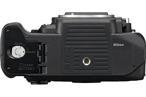 Bild Der Lithium-Ionen-Akku der Nikon Df hält stolze 1.400 Aufnahmen durch. Auch die SD-Speicherkarte findet im Akkufach Platz. [Foto: Nikon]